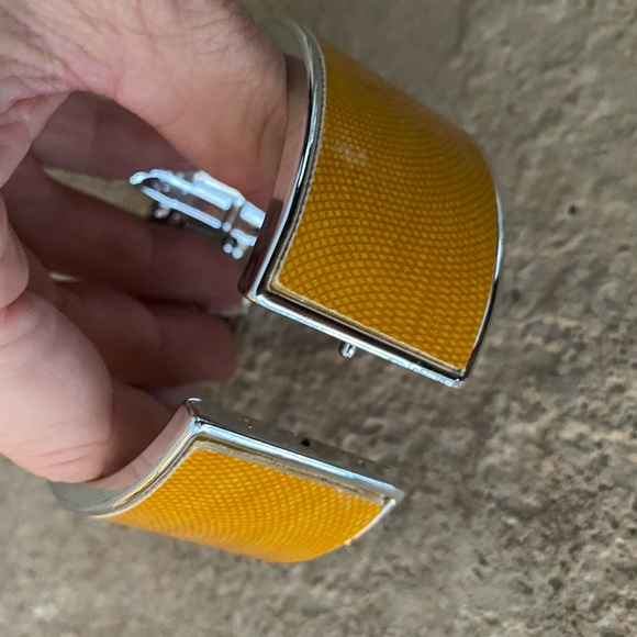 New condition bangle bracelet with hinged opening. - Picture 3 of 6